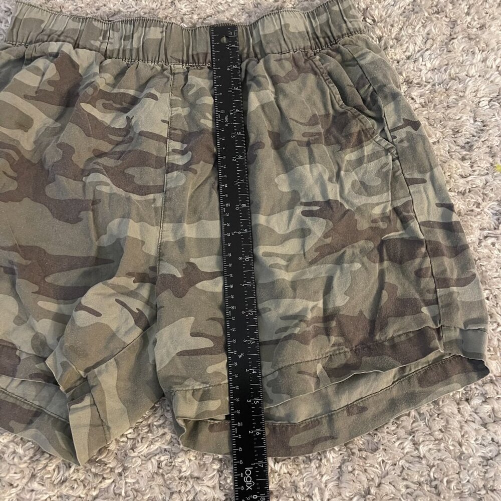 Camo Elastic Waist Shorts Social Standard Sanctuary M - Picture 3 of 6